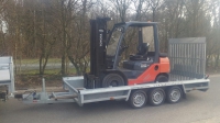 Machinetransporter met heftruck